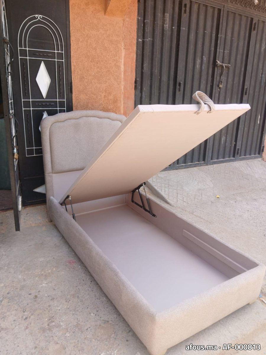 Lit coffre beige au mécanisme relevable ouvert — Marrakech