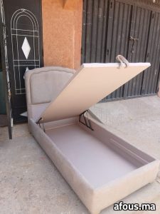 Lit coffre beige au mécanisme relevable ouvert — Marrakech